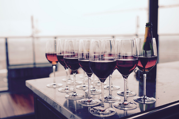 A picture denoting the amount of wine to be poured in each glass.